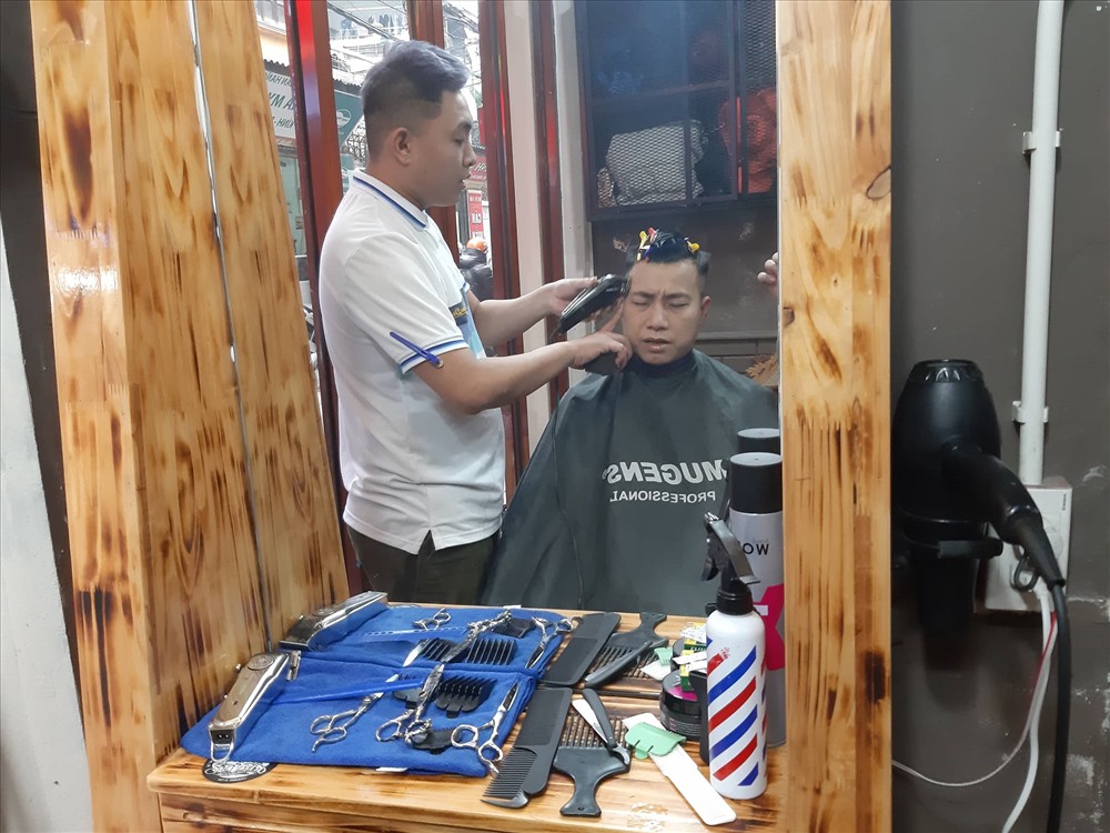 Bộ đồ nghề của nhân viên cắt tóc.