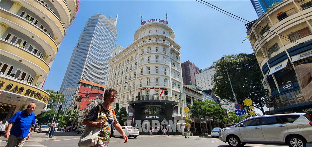 Theo khảo sát trên nhiều trang bất động sản trực tuyến, nhiều tuyến đường tại quận 1, mỗi m2 đất có giá lên đến vài trăm triệu, thậm chí không dưới 1 tỉ đồng đối với những tuyến đường đắc địa.