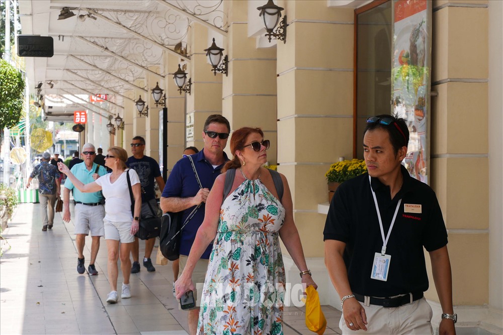 Nhiều trung tâm thương mại, cửa hàng thời trang, thương hiệu cafe nổi tiếng khiến tuyến đường này trở nên thu hút với nhiều du khách khi đến TPHCM...