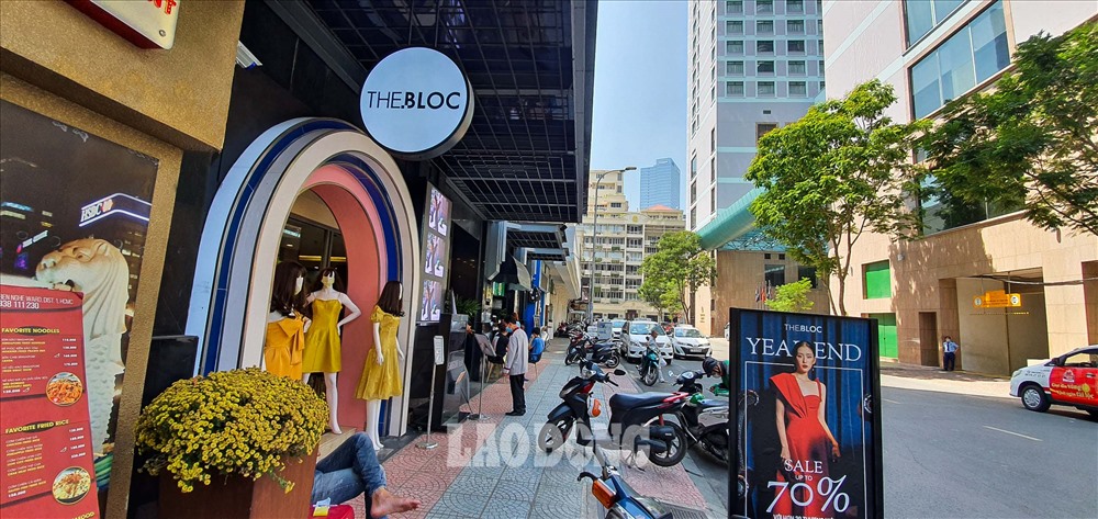 Người dân địa phương cho biết, thường những vị trí đẹp như vậy sẽ được các thương hiệu thời trang, đồ uống lớn thuê vì họ chi trả được những mức phí “trên trời“.