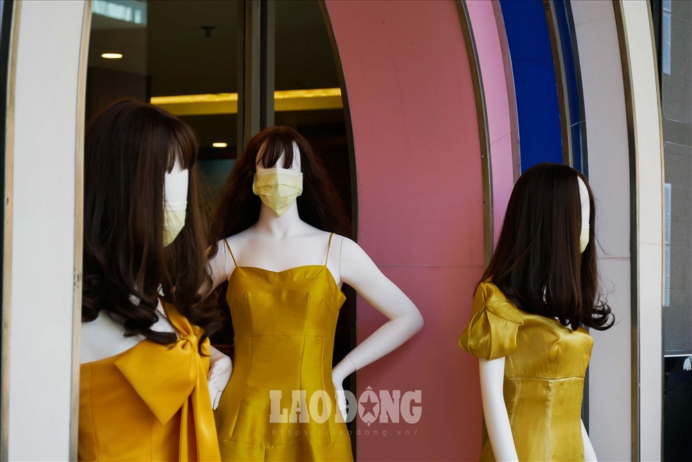 Dù tọa lạc trên tuyến phố sầm uất đắt đỏ bậc nhất TPHCM, nhiều cửa hàng cũng đang chịu tác động của dịch COVID-19 khi lượng khách du lịch có dấu hiệu suy giảm.
