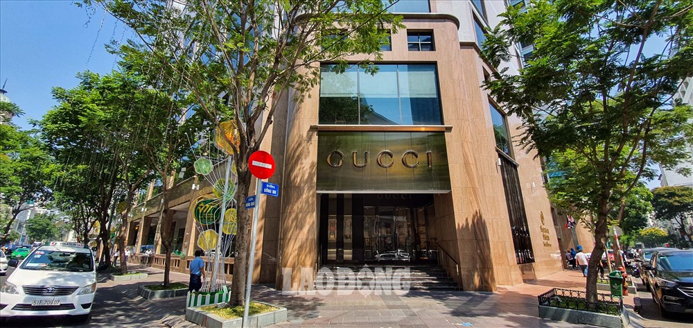 Nhiều thương hiệu xa xỉ cũng có mặt ở đây tạo nên khu phố mua sắm xa hoa thu hút khách du lịch.