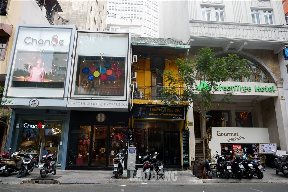 Hàng loạt cửa hàng mọc lên san sát.