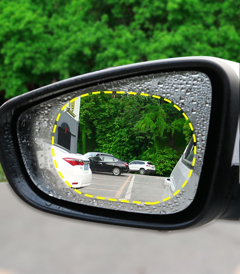 Tấm dán chống nước khiến tăng cường khả năng quan sát kính chiếu hậu khi trời mưa. Ảnh nguồn: Cafeauto.