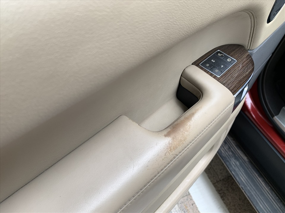 Tay nắm cửa bị mòn và đổi màu cho thấy mức độ sử dụng thường xuyên. Ảnh: Khánh Linh.