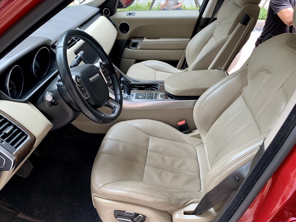 Bề mặt da ghế lái sử dụng nhiều sẽ bị nhăn và chuyển màu tương đương với mức sử dụng trên 50.000km. Ảnh: Khánh Linh.