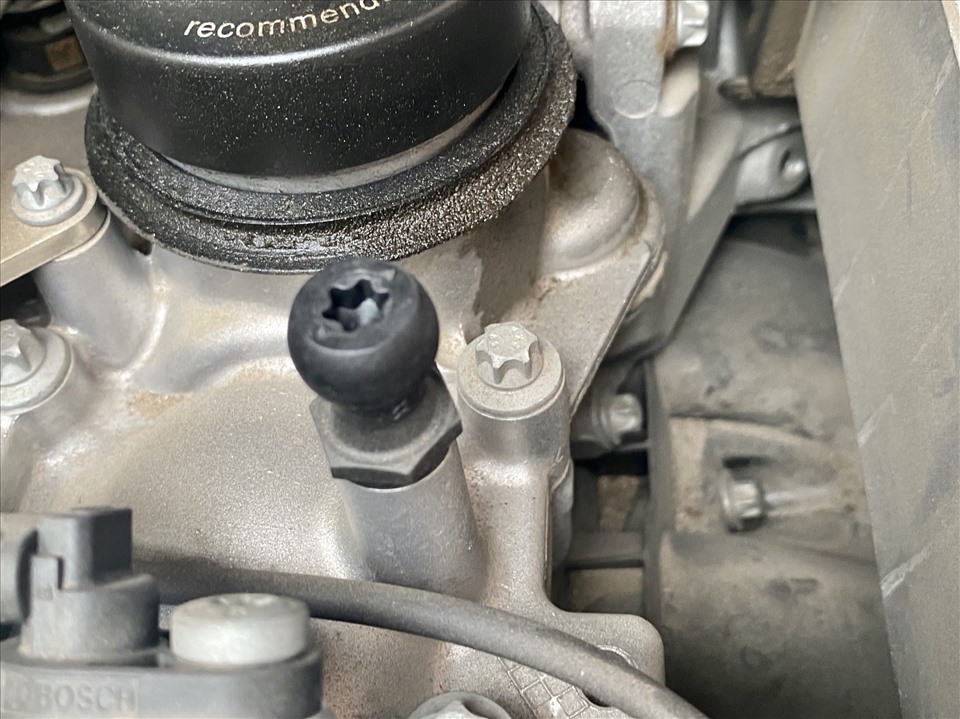 Độ mòn của ốc vít và một số phụ tùng khác có thể đánh giá mức độ sử dụng của chiếc xe. Ảnh: Khánh Linh