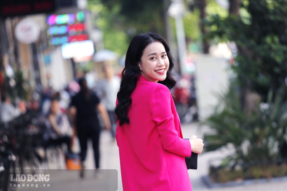 Mặc dù vậy, Mai Phương tin rằng với việc đã quen với máy quay và đã từng tham gia một cuộc thi sắc đẹp sẽ giúp cô tự tin và ứng xử tốt hơn với mọi tình huống trong quá trình tham gia cuộc thi. Ảnh: Hoài Sơn.