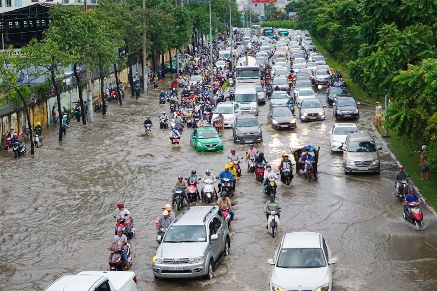 Nghe VietNamNet: Gần 500 tỉ đồng nâng đường Nguyễn Hữu Cảnh, có hết ngập?