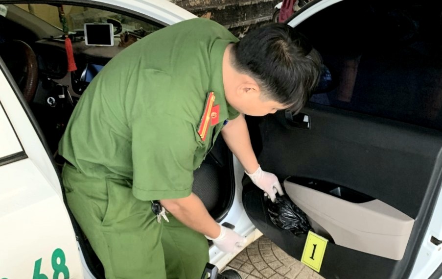 Nghe VietNamNet: Dùng xe taxi vận chuyển 6000 viên ma túy tổng hợp