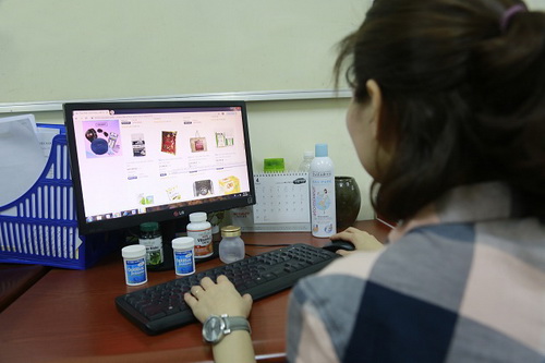 Thực phẩm chức năng, thực phẩm bảo vệ sức khỏe được rao bán là hàng xách tay trên mạng (ảnh minh họa).