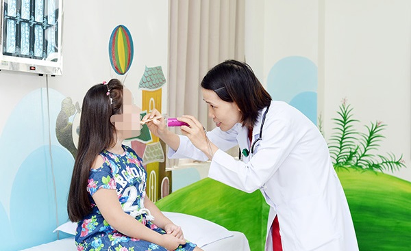 Khám cho trẻ bị viêm họng.