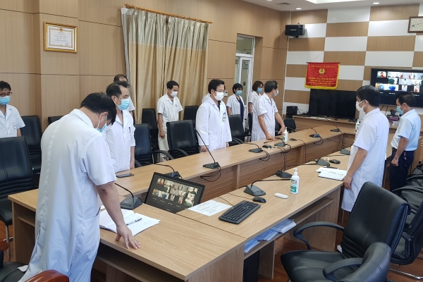 'Ngày cách ly sắp kết thúc nhưng với chị, ngày về quê thắp hương vái mẹ vẫn còn rất xa...'