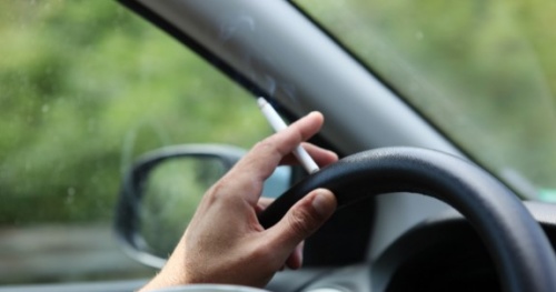 Tuyệt đối không nên hút thuốc lá trong ô tô cả khi mở cửa