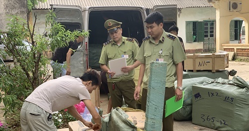 Phát hiện hàng trăm hộp bột tôm muối do Trung Quốc sản xuất, không có hóa đơn