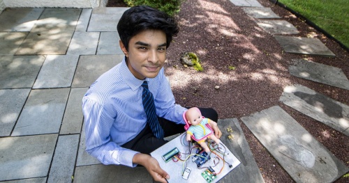 Cậu bé 15 tuổi sáng chế thành công thiết bị cảnh báo bỏ quên trẻ trên xe