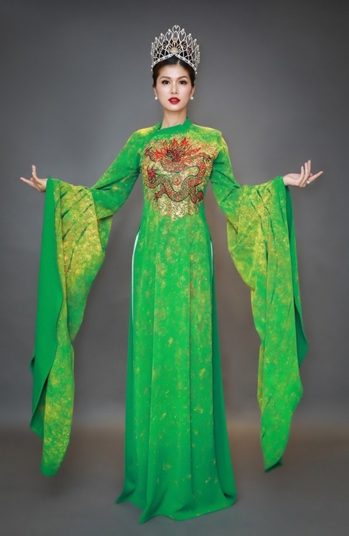 Ministry of Culture, Sport and Tourism Portal - Fashion - Vietnamese ao dai  is highly appreciated at Miss Universe contest