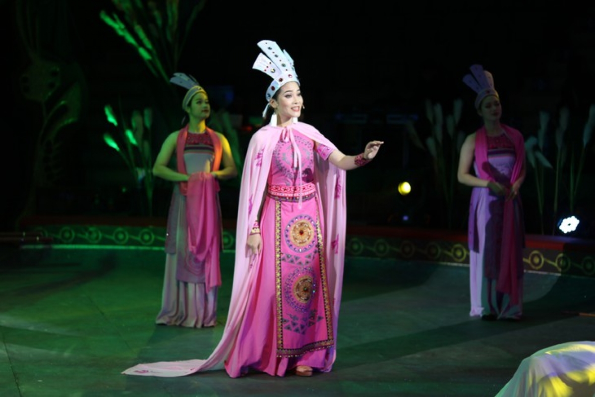 Princess Tien Dung is intrigued by the beautiful, peaceful scene of Da Track village. (Photo: The Vietnam Circus Federation) 