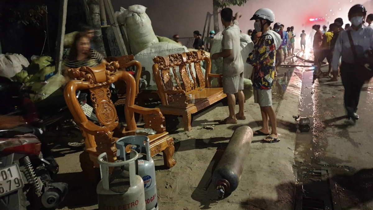 Người dân di chuyển đồ đạc ra ngoài