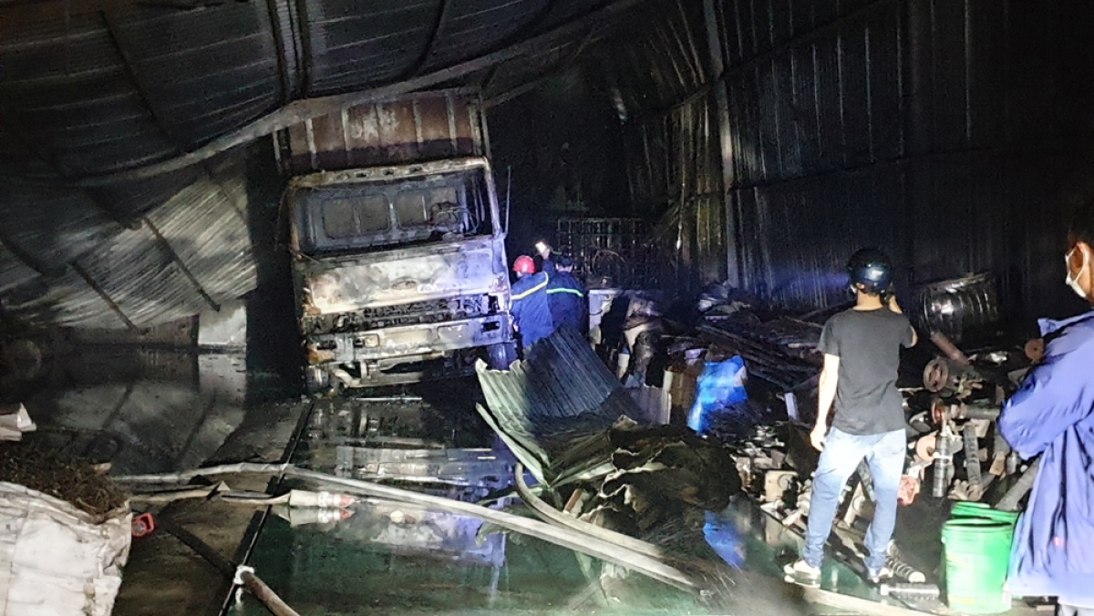 Một chiếc xe tải trong vựa phế liệu bị thiêu rụi