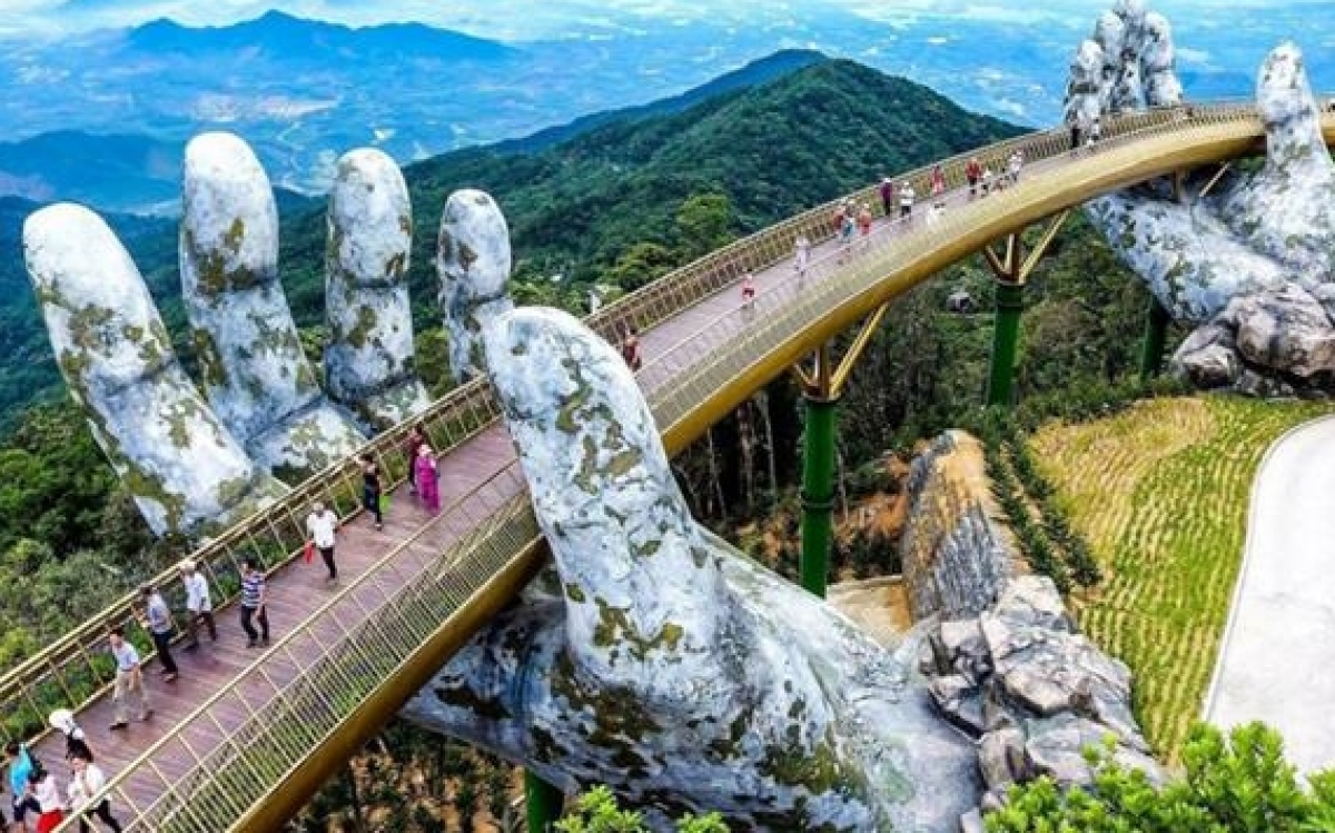 Da Nang has reopened the door for visitors after social distancing measures were lifted. In the photo: visitors flock to Golden Bridge, a landmark in the city.