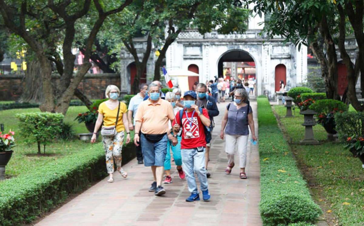 Foreign tourists are given face masks free of charge when visiting Van Mieu, the first university of Vietnam, in Hanoi. (Photo:HMO).