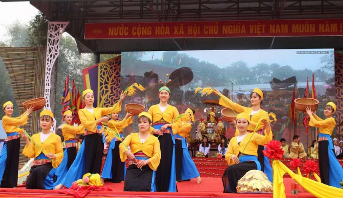 A performance of Muong folk dance and songs at the Muong Bi Summer Festival 2020. (photo: baohoabinh.com.vn)