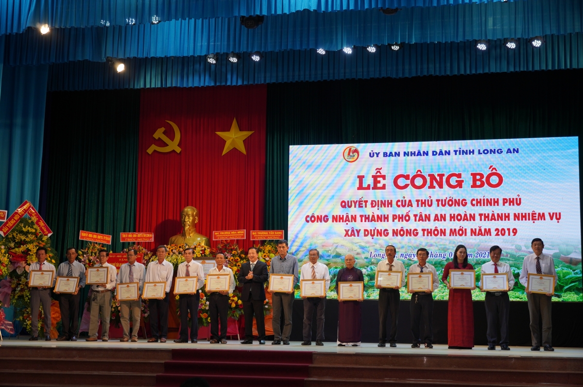 Khen thưởng các tập thể cá nhân xuất sắc