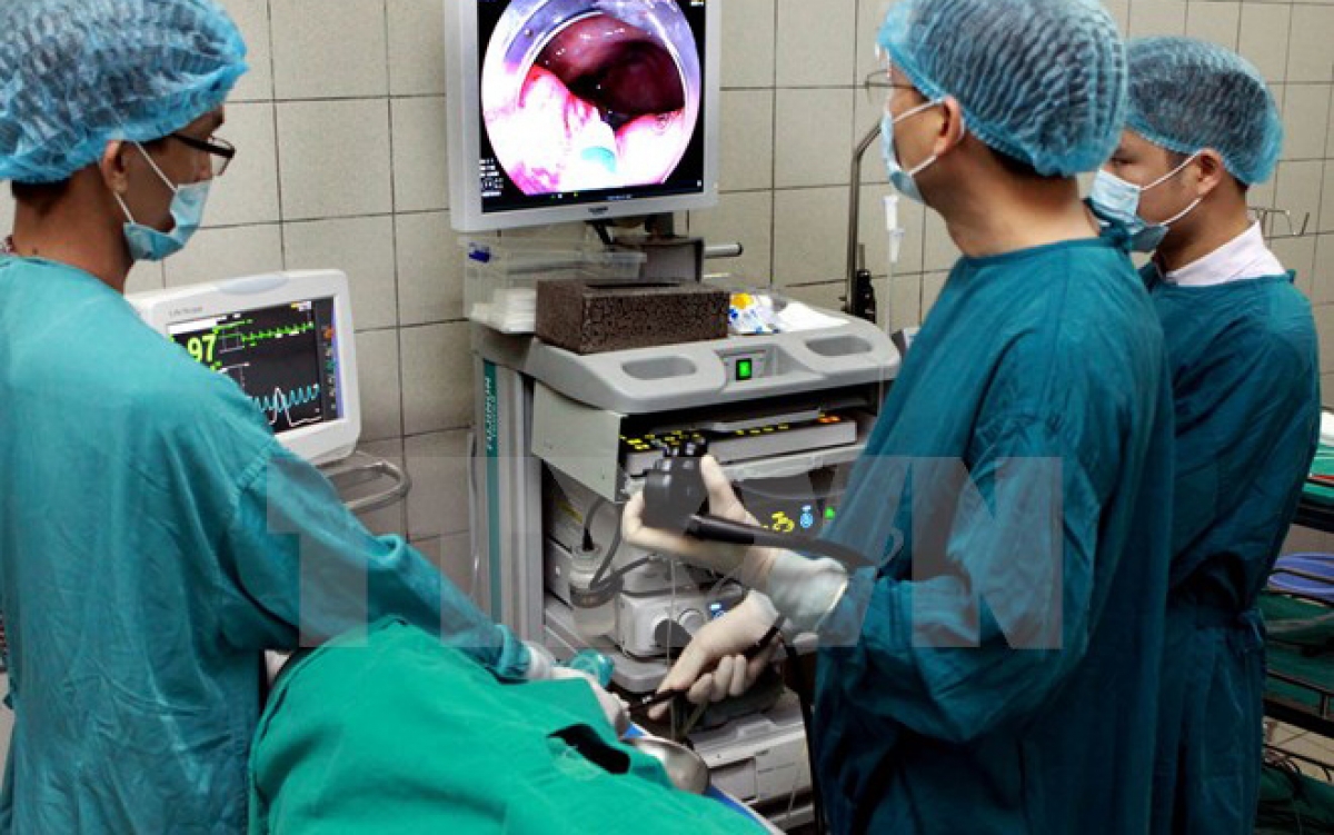 Doctors are treating a cancer patient (Photo: Vietnamplus)