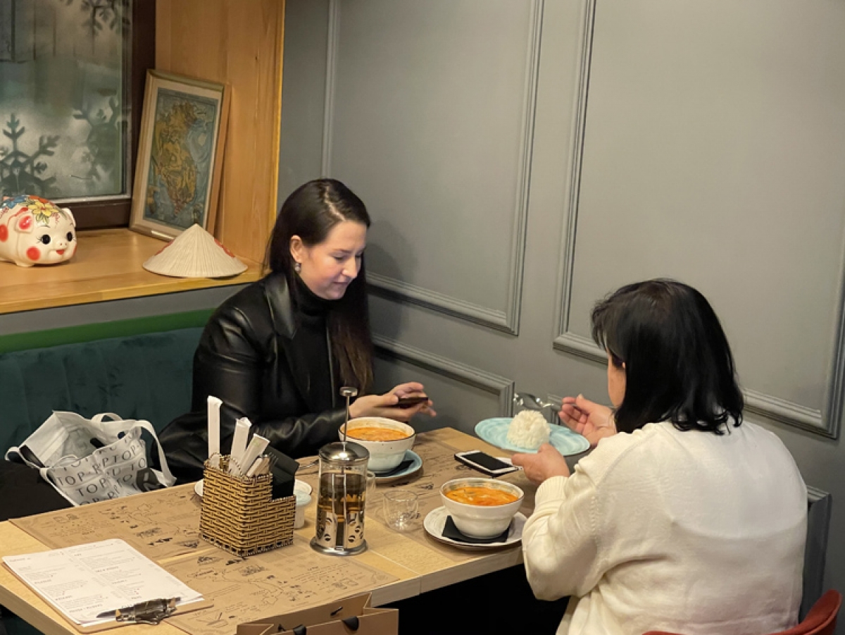 Foreign customers enjoy Vietnamese traditional food in Kien's restaurant