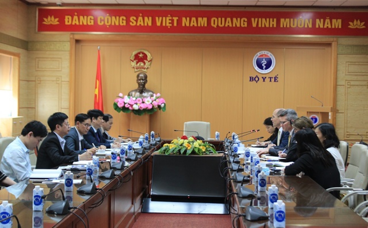 Health Ministser Nguyen Thanh Long holds a working session with John MacArthur, Southeast Asia Regional Director of the US Centers for Disease Control (CDC USA) and Mathew Moore, Acting Country Director of CDC USA in Vietnam, in Hanoi on March 29. (Photo: Ministry of Health)