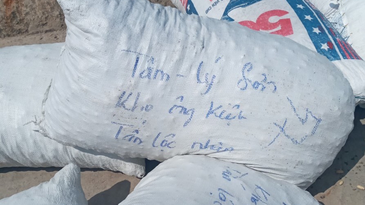 Tỏi được thương lái vận chuyển từ đất liền ra đảo được cơ quan chức năng phát hiện. (Ảnh: Ban Quản lý cảng Lý Sơn)