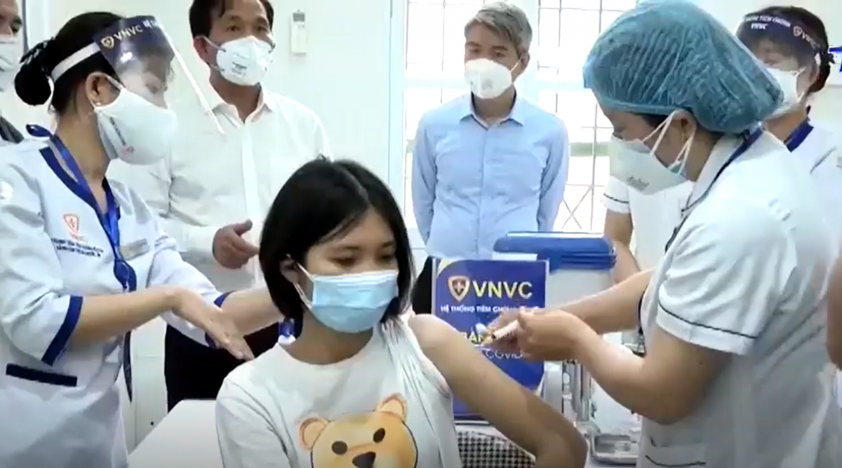 Healthcare workers in Hai Duong province, the epicentre of the country's latest coronavirus outbreak, have been vaccinated against COVID-19.