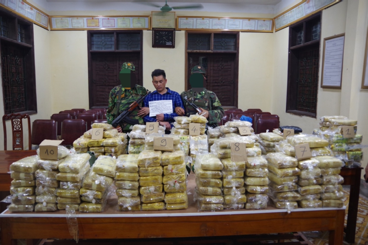Đối tượng cùng tang vật là 227,5 kg ma túy bị bắt giữ tại thị xã Hoàng Mai.
