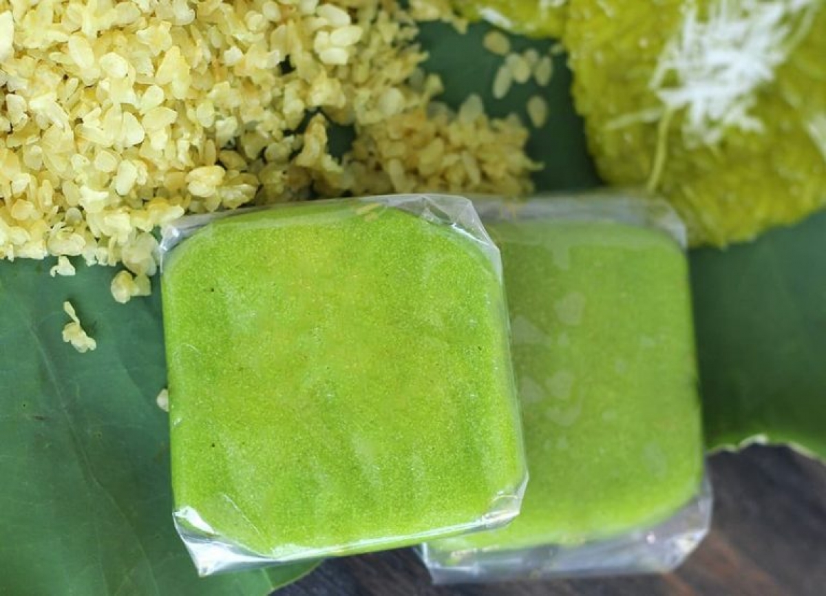 Banh Com, green sticky rice cake, is one of popular dishes in the northern region.