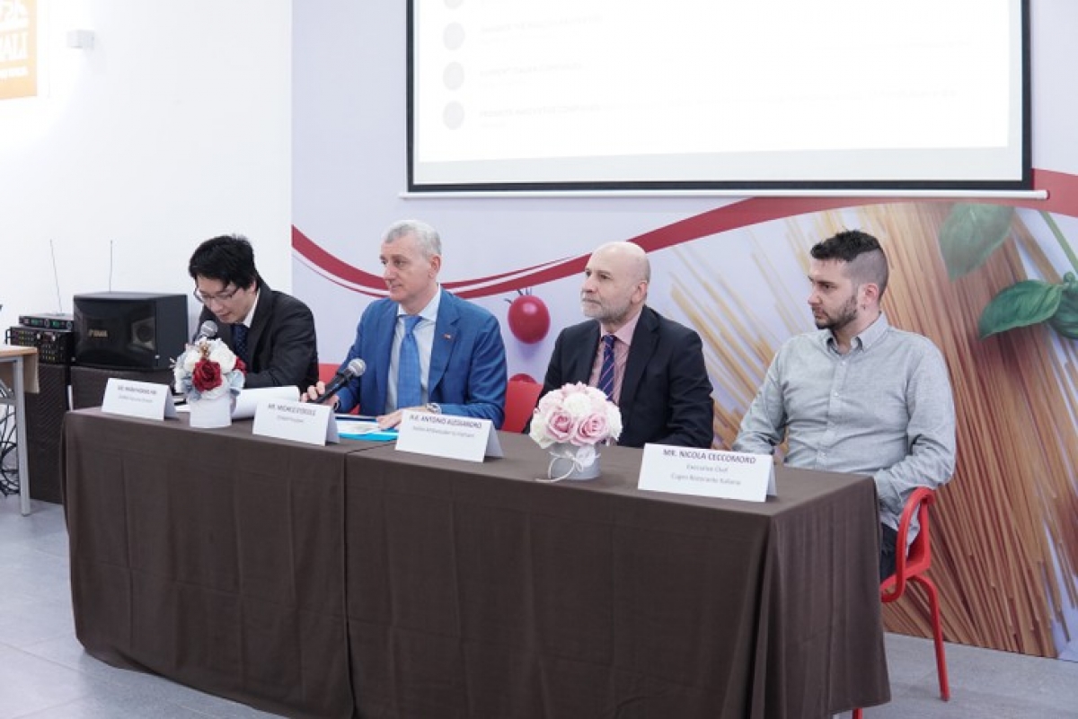 A press conference introduces the&nbsp;“Italian Cuisine – Italian Style” cooking contest in Hanoi.