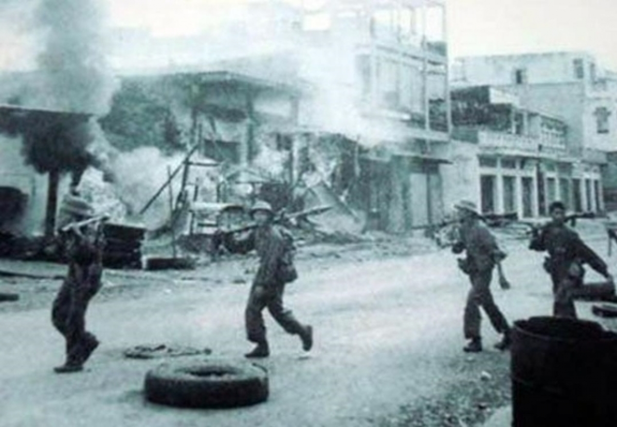 Bộ đội Quân đoàn 4 tiến vào giải phóng thị xã Xuân Lộc. Ảnh tư liệu 