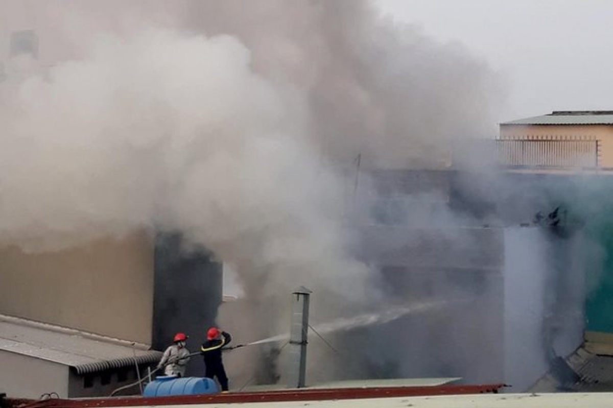Firefighters extinguish the fire breaking out at a house in HCMC’s District 11 and killing eight people - Photo: DTO