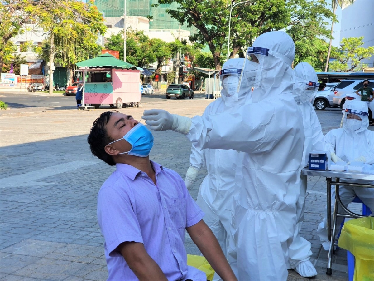 Taking nasal samples for COVID-19 testing in Phu Yen.