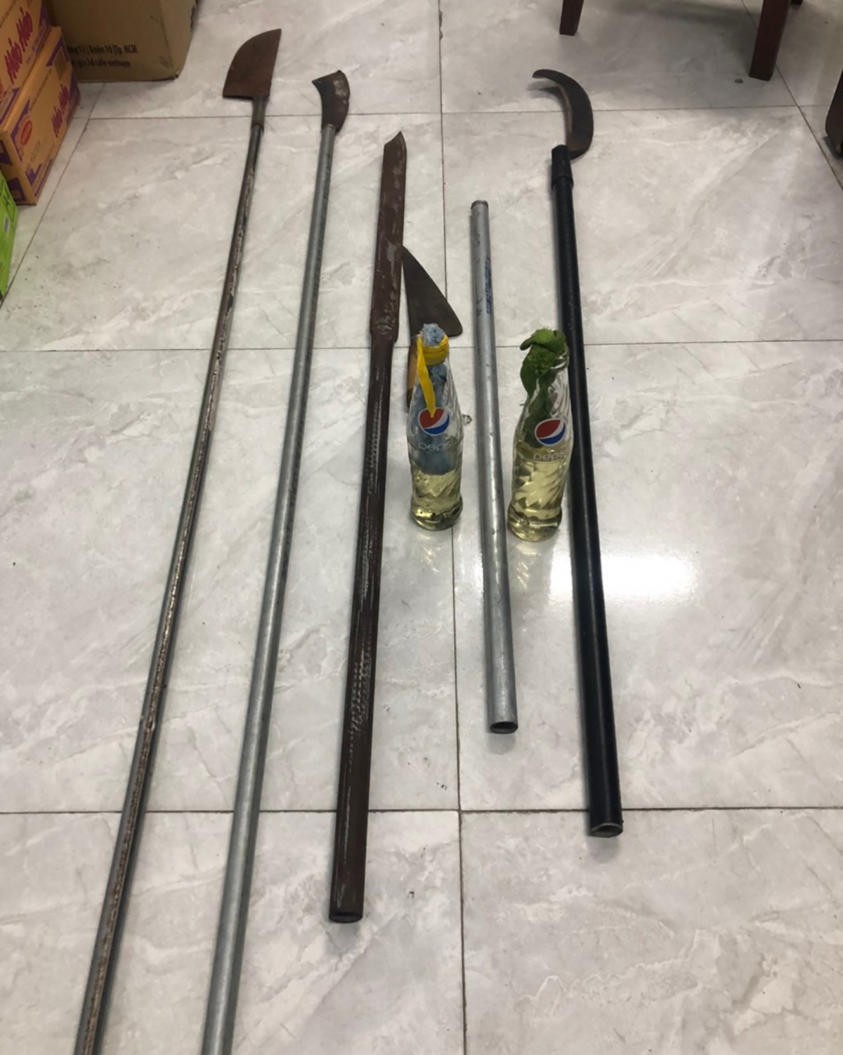 Hung khí và 2 chai