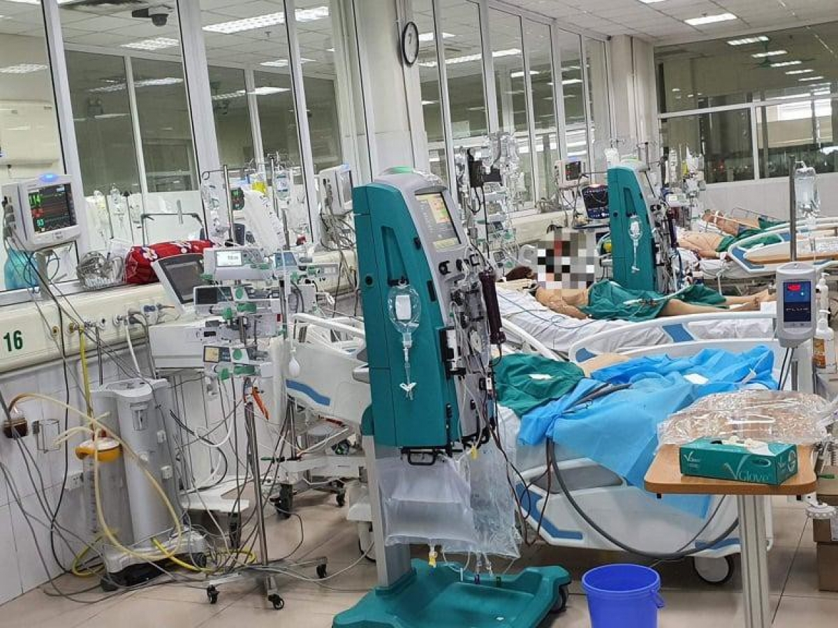 Critically ill COVID-19 patients are given treatment at ICU in Vietnam. (Photo: MoH)