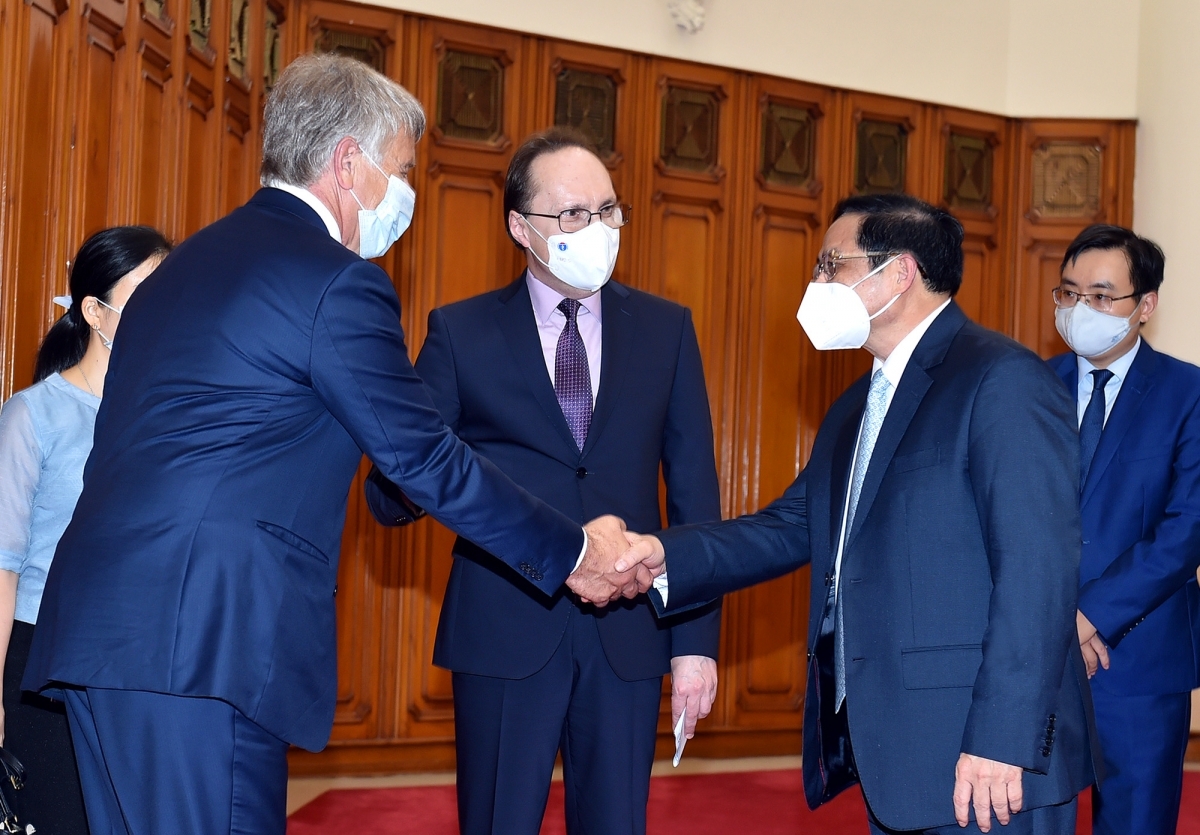 Prime Minister Pham Minh Chinh (R) receives Russian Ambassador Gennady Bezdetko (centre) and Mikhelson, Chairman of the Board of Directors of NOVATEK Group - (Photo: VGP)