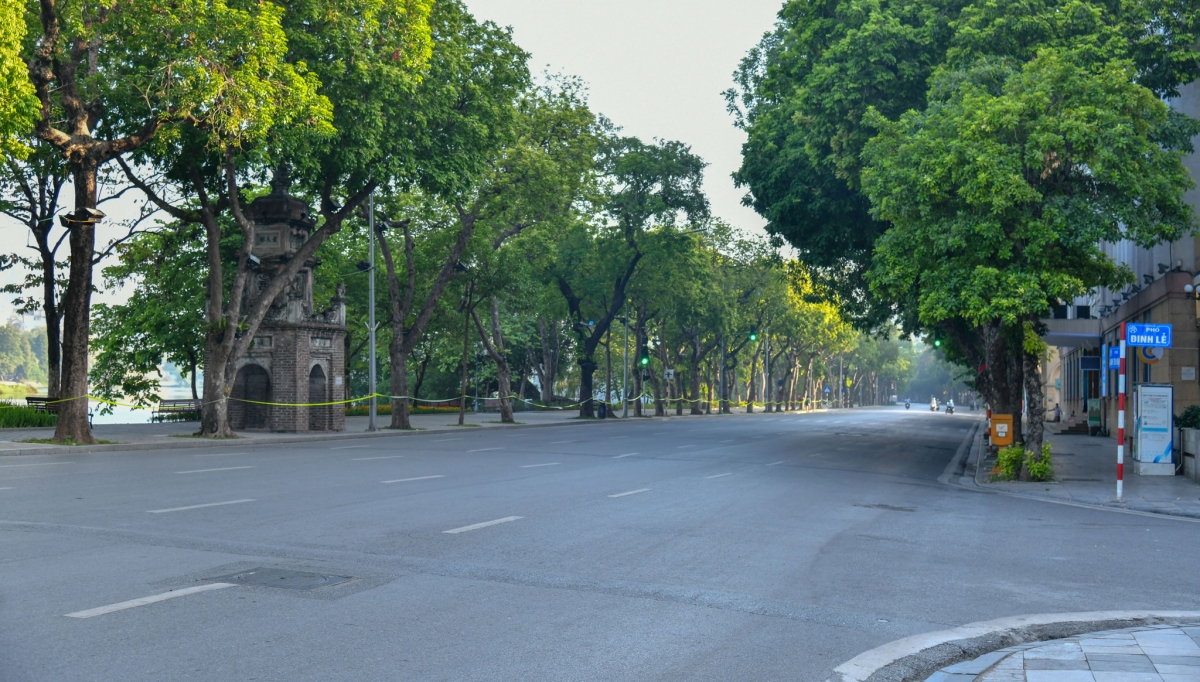 The downtown walking street around the Hoan Kiem Lake sees no tourists amidst COVID-19 pandemic (Photo: daibieunhandan.vn)