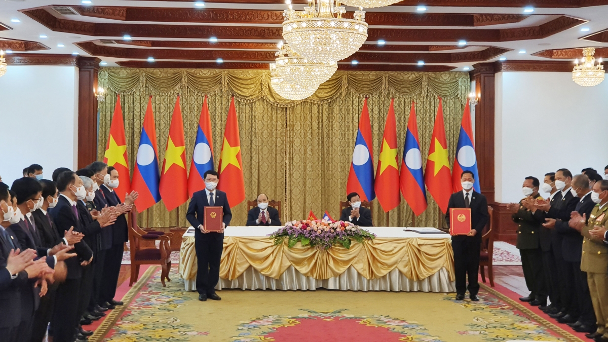  Chủ tịch nước Nguyễn Xuân Phúc và Tổng Bí thư, Chủ tịch nước Thongloun Sisoulith chứng kiến lễ ký kết và trao 14 văn kiện hợp tác giữa các bộ, ngành và doanh nghiệp hai nước.