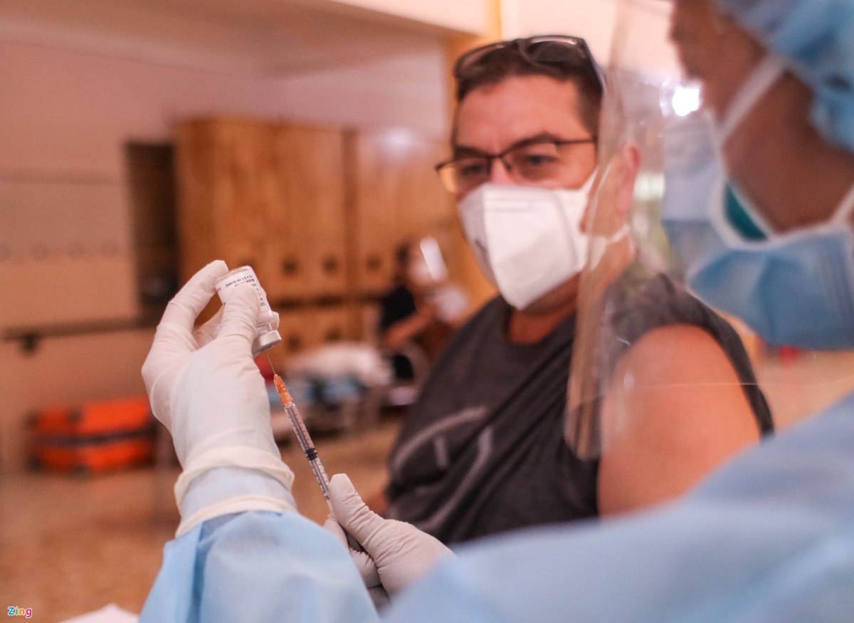 Simon Stansfield feels lucky to get vaccinated against COVID-19 in Vietnam. (Photo: Zing)