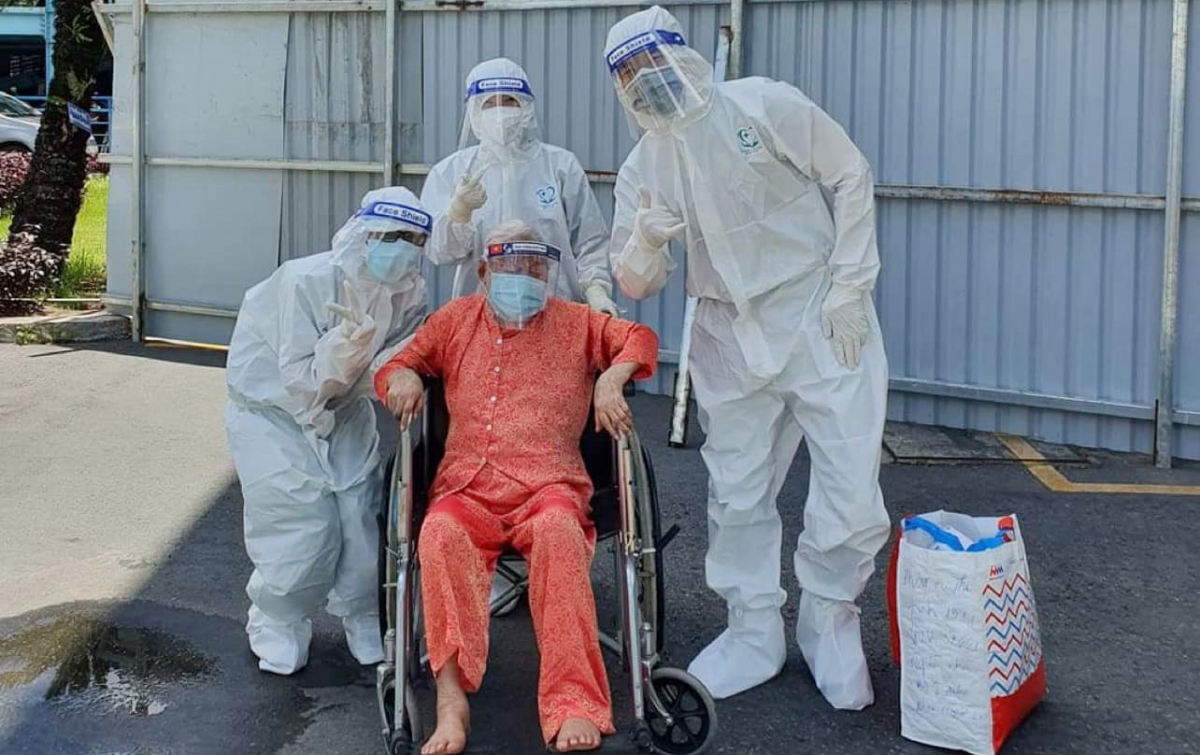 Pham Thi Tinh, 110, has won the nine-day COVID-19 battle in HCM City. (Photo: zingnews.vn)