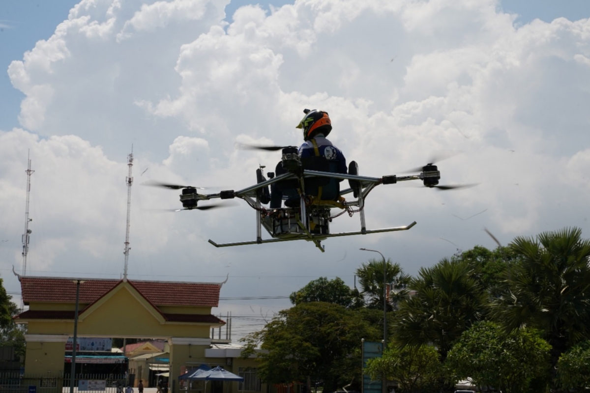 Vannsith lái máy bay không người lái của nhóm mình ở Phnom Penh, Campuchia - Ảnh: Reuters