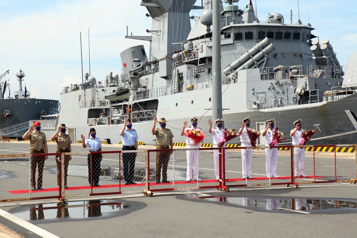 Commander IPE21 Commodore Mal Wise and other Australian officers are welcomed at Cam Ranh Internatiional port. (Photo: Australian Embassy)