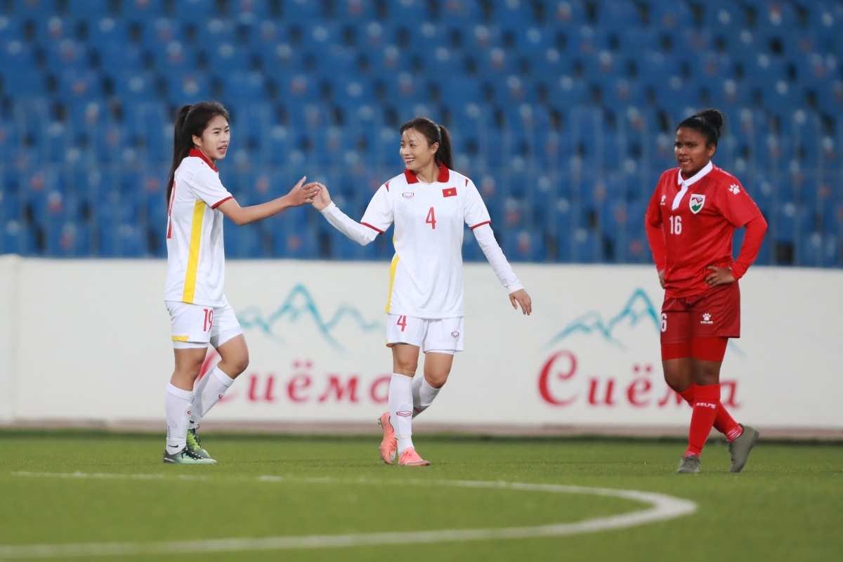 Vietnamese women (in white jersey) have clinched their easy win over Maldives opponents in their opening game of the AFC Women’s Asian Cup 2022 qualifiers. (Photo: AFC)