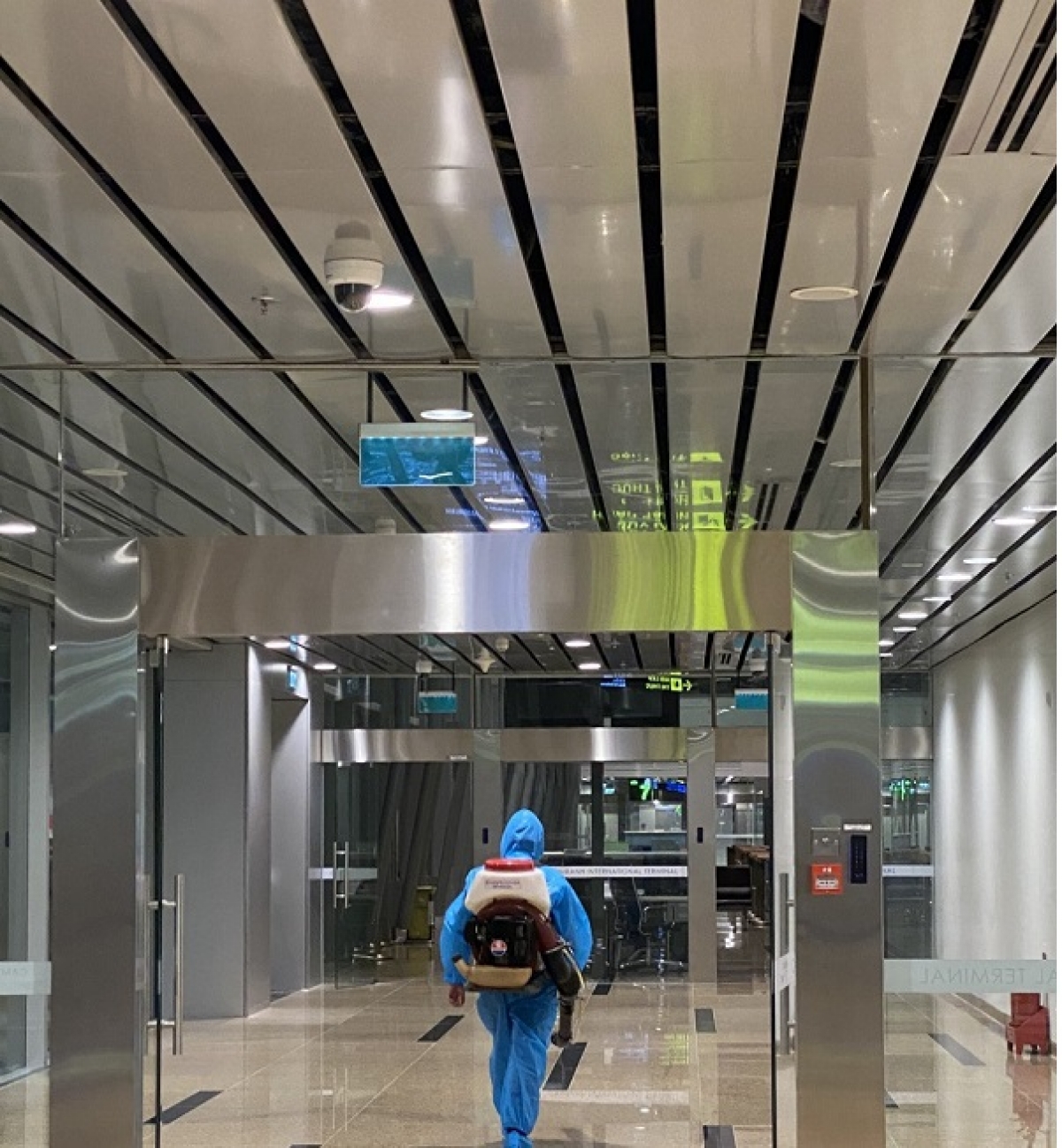 Disinfection work has been conducted regularly at the International Passenger Terminal to welcome tourists with a vaccine passport. (Photo: baodautu.vn)